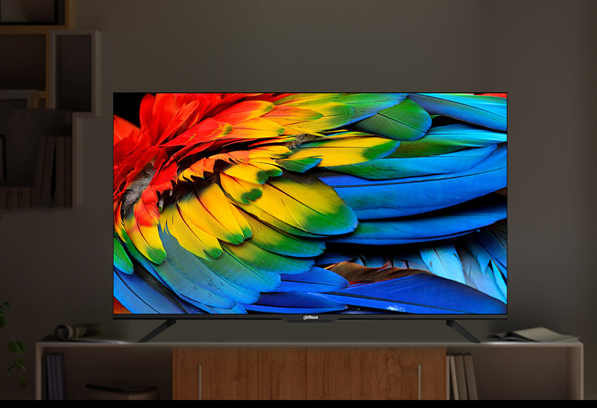 Ambient φωτογραφία της τηλεόρασης πάνω σε έπιπλο, που απεικονίζει πολύχρωμα φτερά με μεγάλη ευκρίνεια